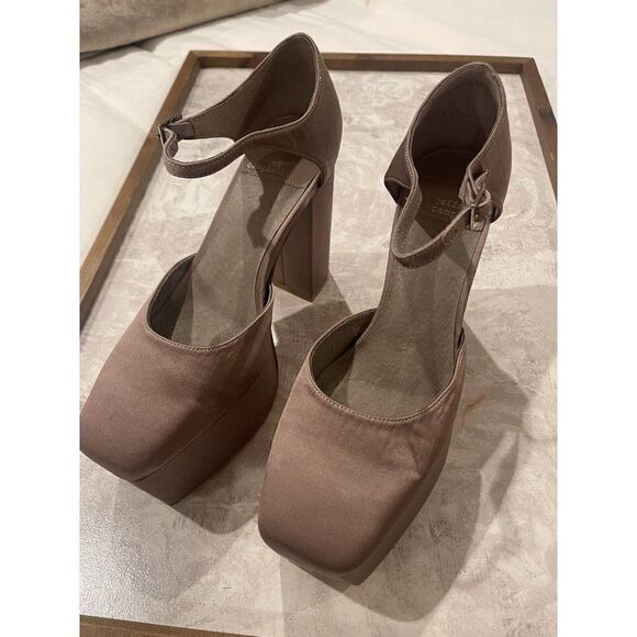 NEW FREE PEOPLE X JEFFREY CAMPBELL EDIE CLOSED PLATFORM PUMPS IN TAUPE - Picture 5 of 5